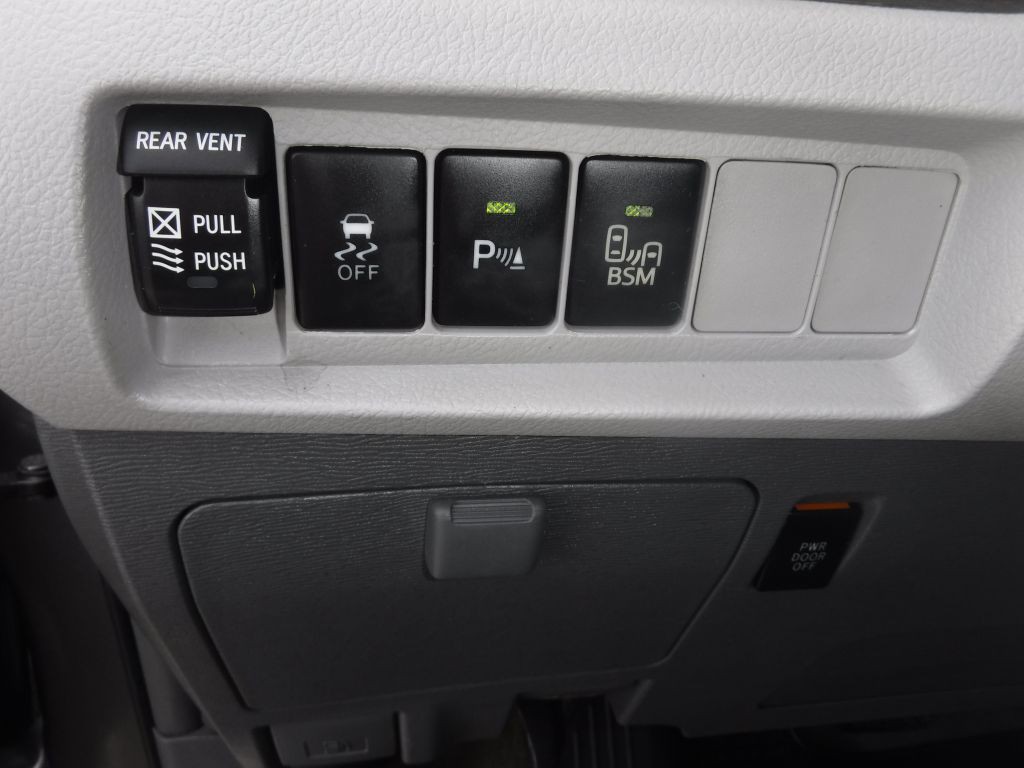 2017 Toyota Sienna Image 38