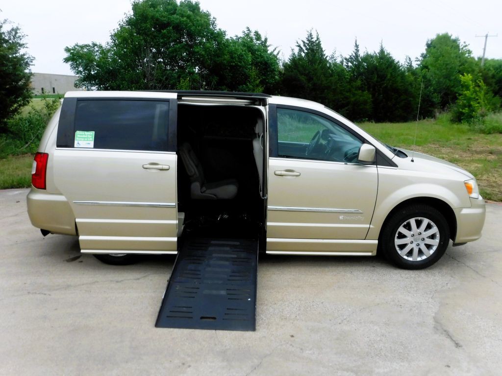 2011 Chrysler Town & Country Image 2