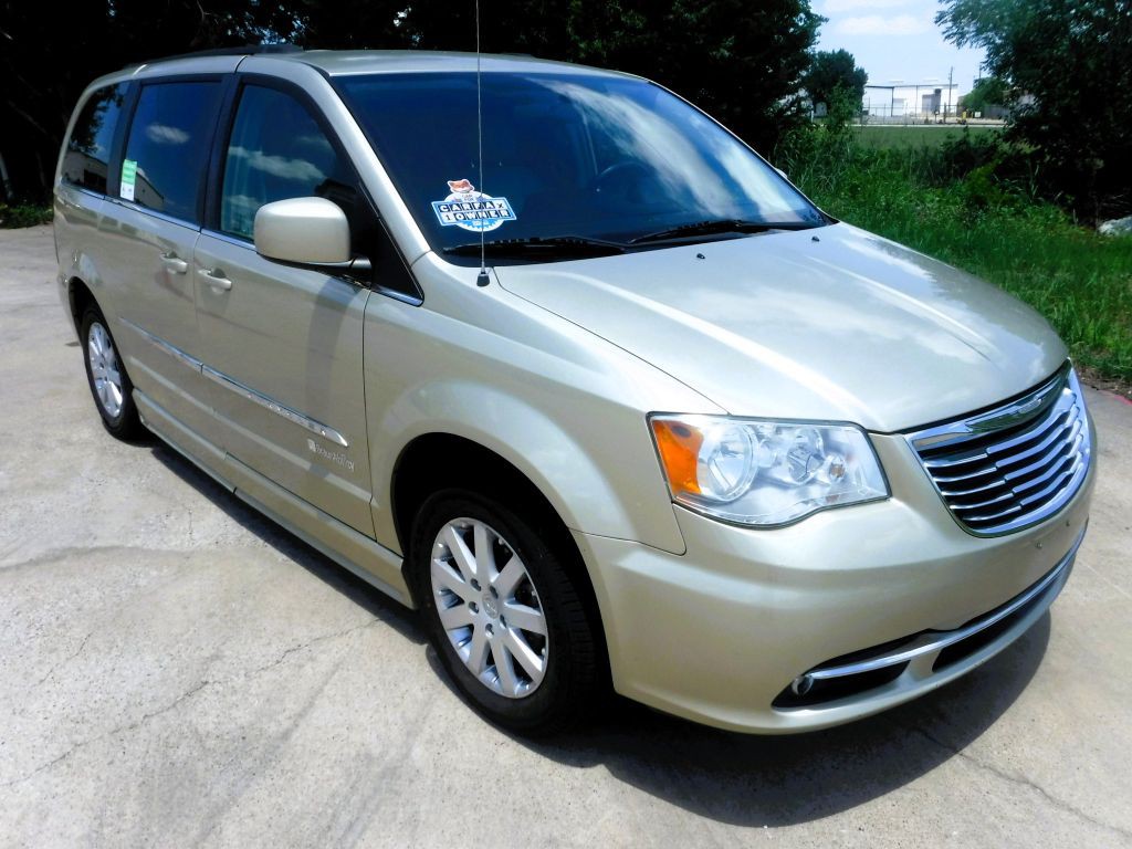 2011 Chrysler Town & Country Image 3