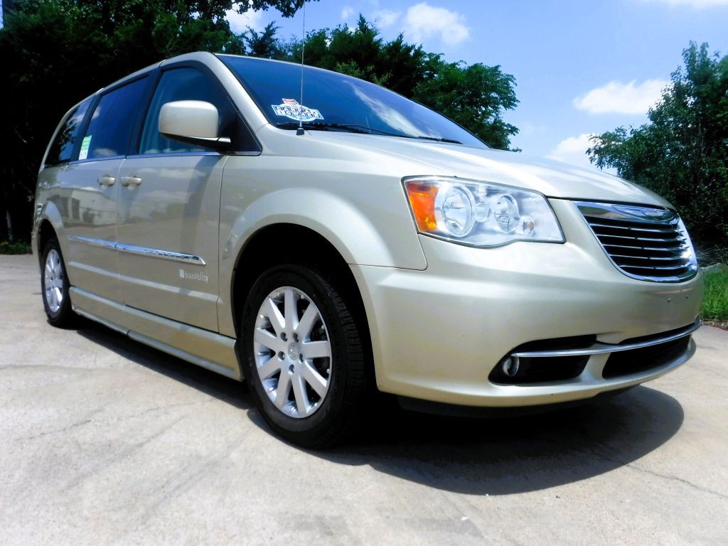 2011 Chrysler Town & Country Image 4