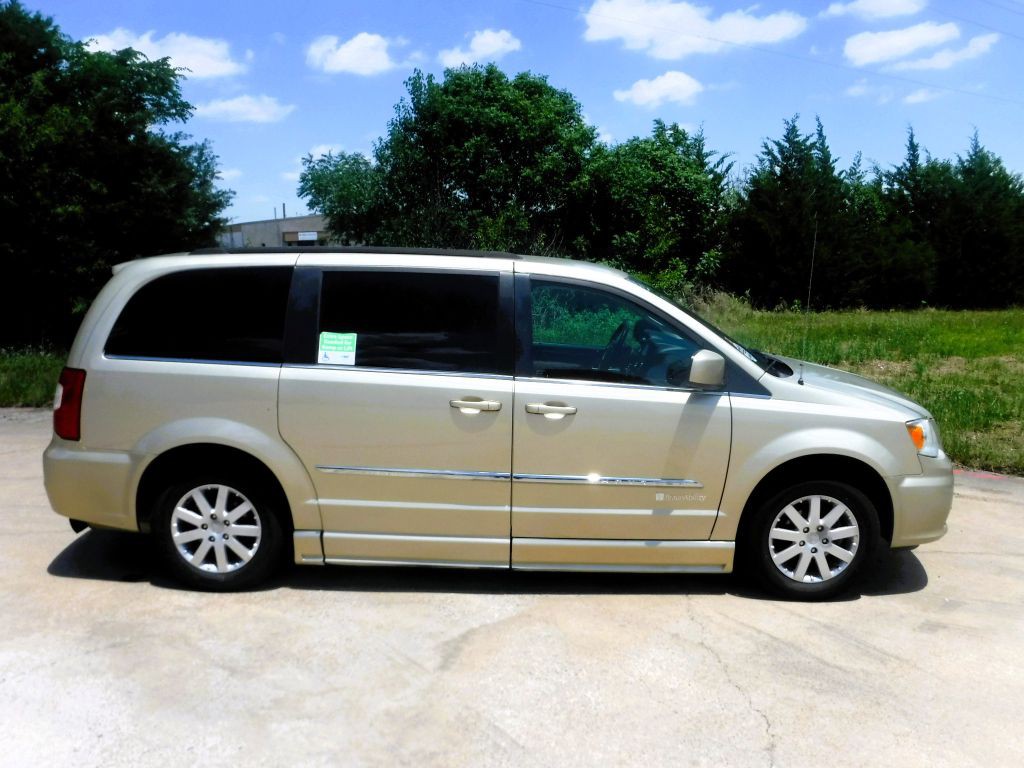 2011 Chrysler Town & Country Image 5