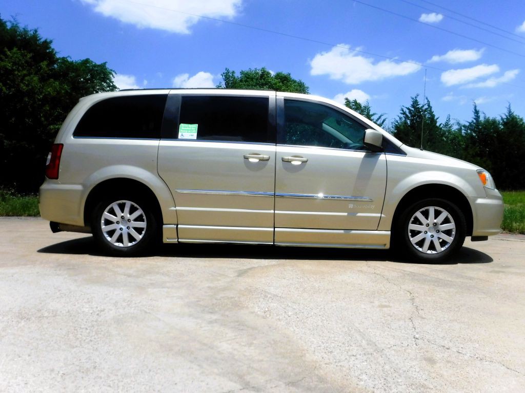 2011 Chrysler Town & Country Image 6