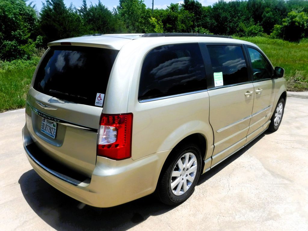 2011 Chrysler Town & Country Image 7