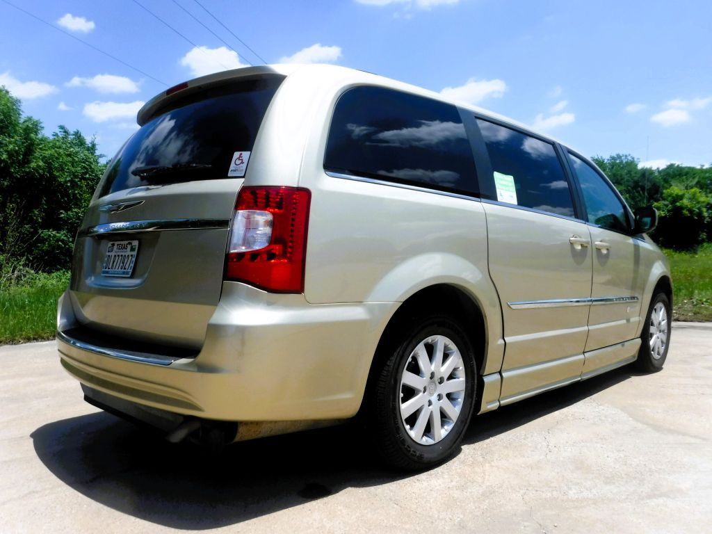 2011 Chrysler Town & Country Image 8