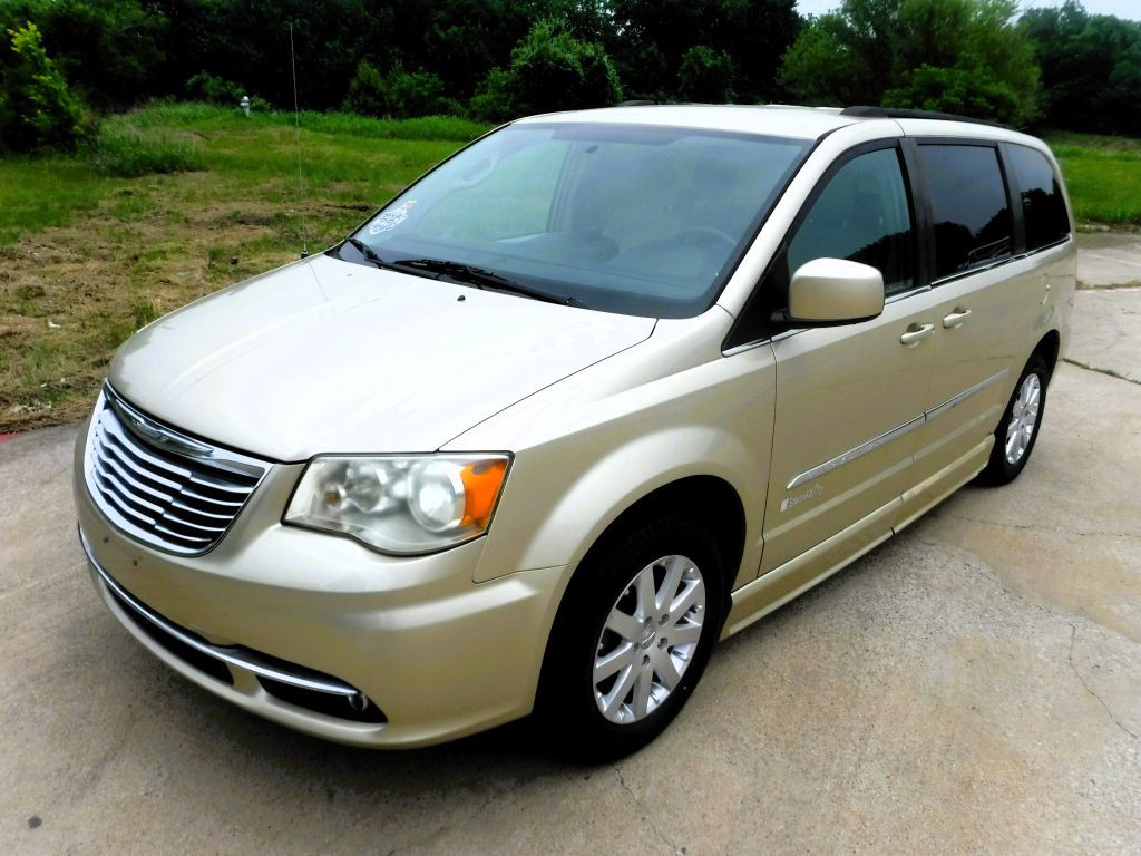 2011 Chrysler Town & Country Image 9