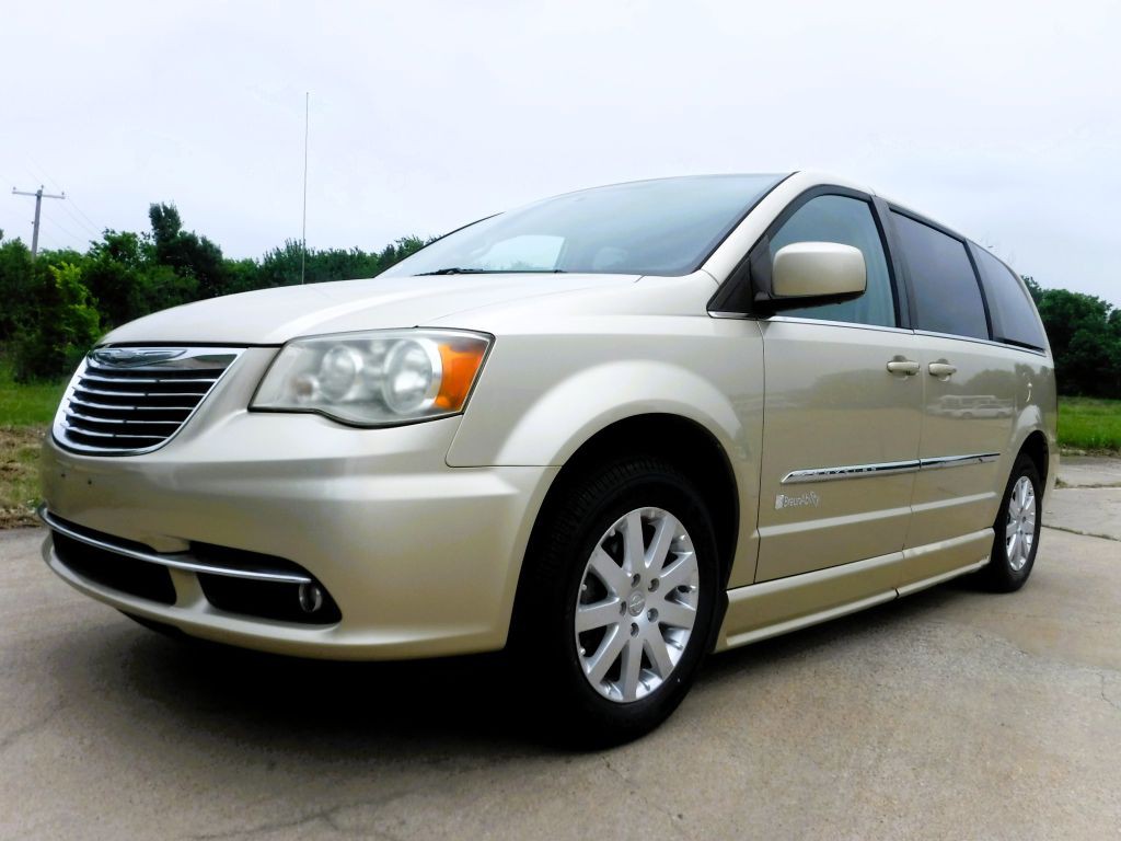 2011 Chrysler Town & Country Image 10