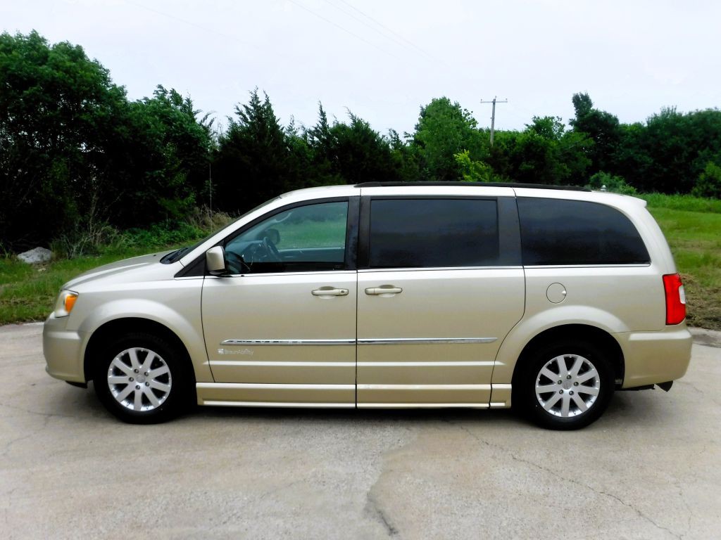 2011 Chrysler Town & Country Image 11