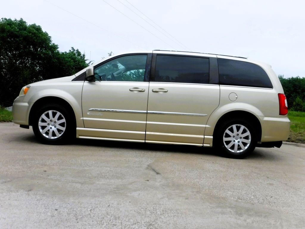 2011 Chrysler Town & Country Image 12