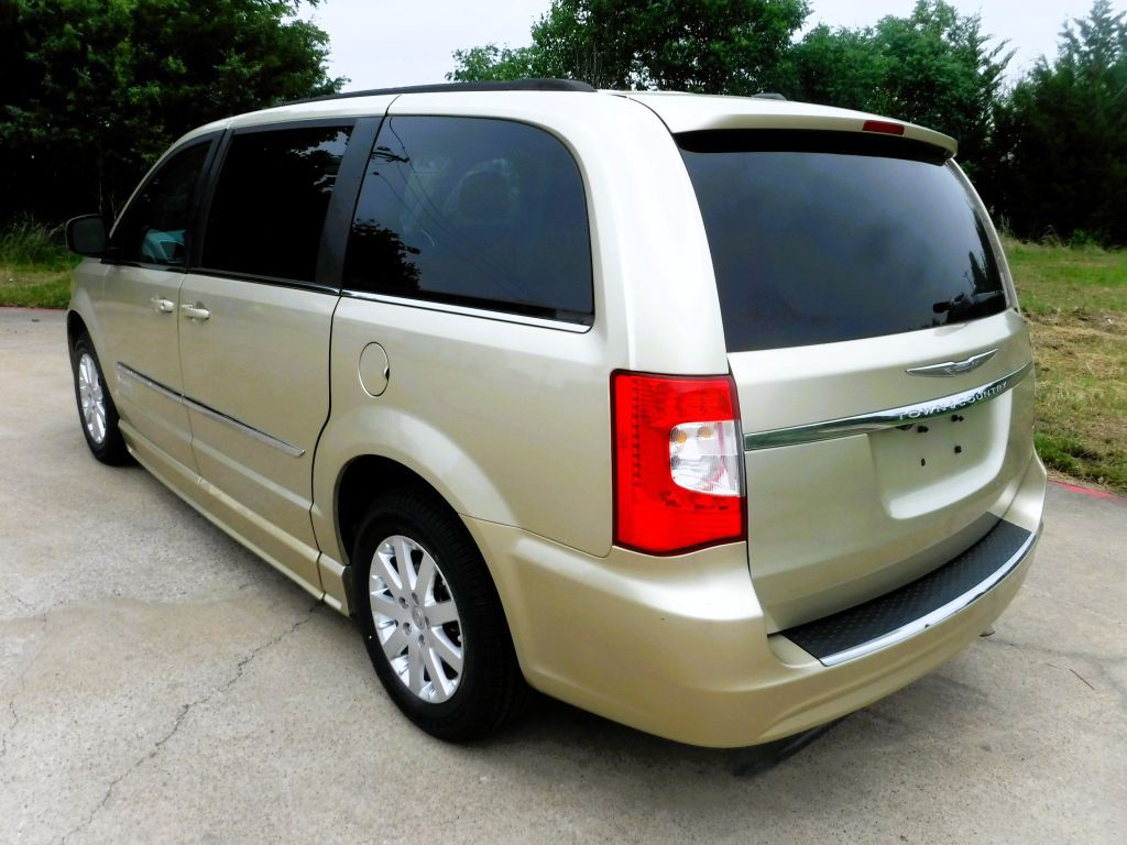 2011 Chrysler Town & Country Image 13