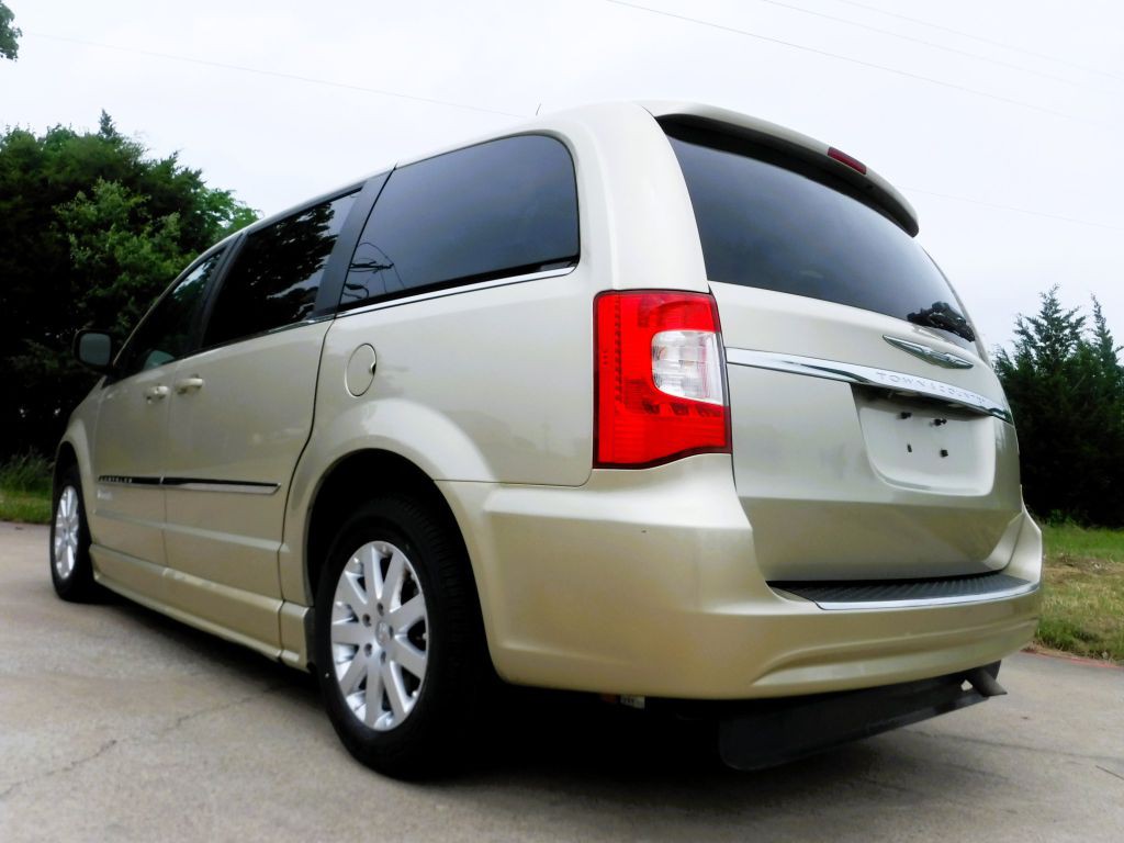 2011 Chrysler Town & Country Image 14