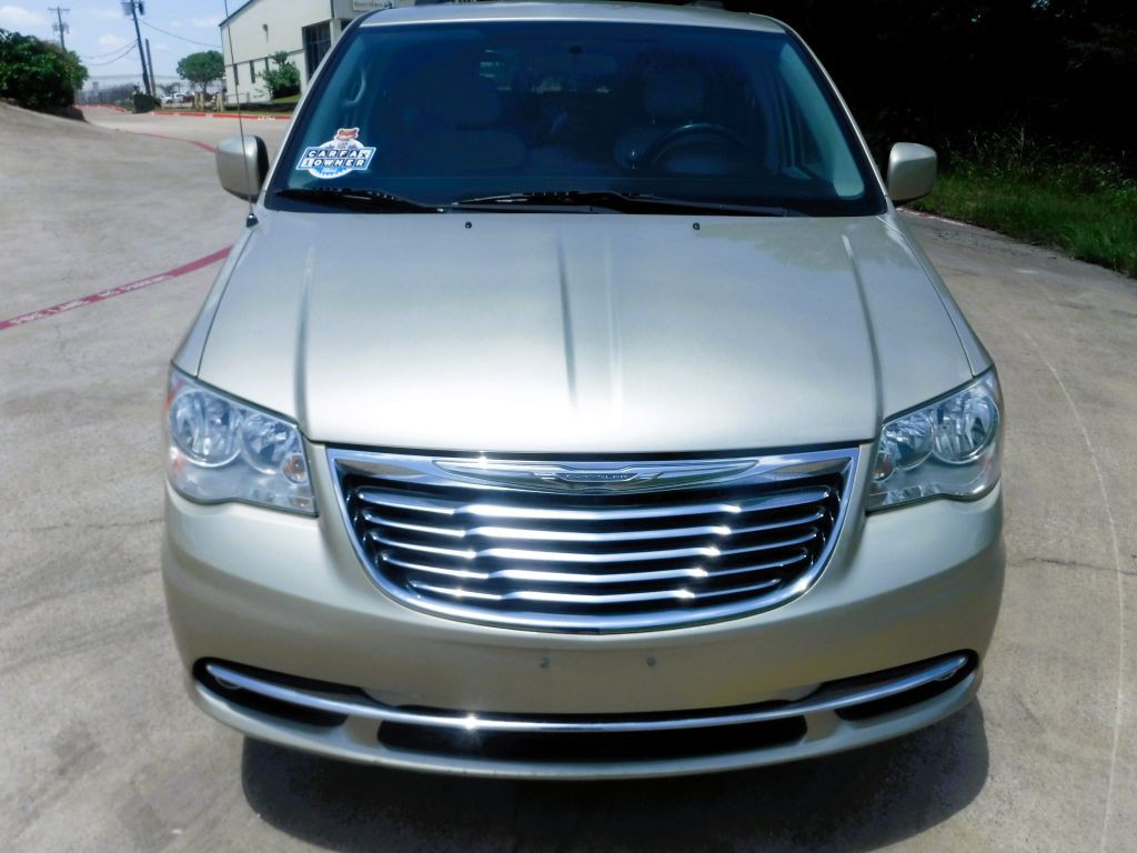 2011 Chrysler Town & Country Image 15