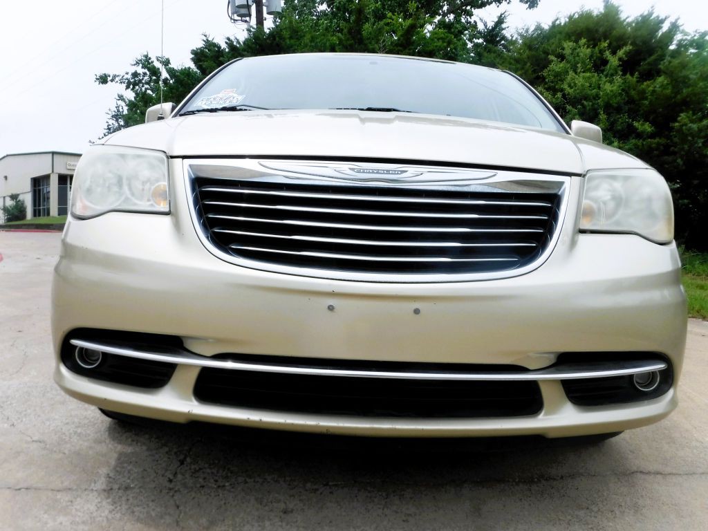 2011 Chrysler Town & Country Image 16