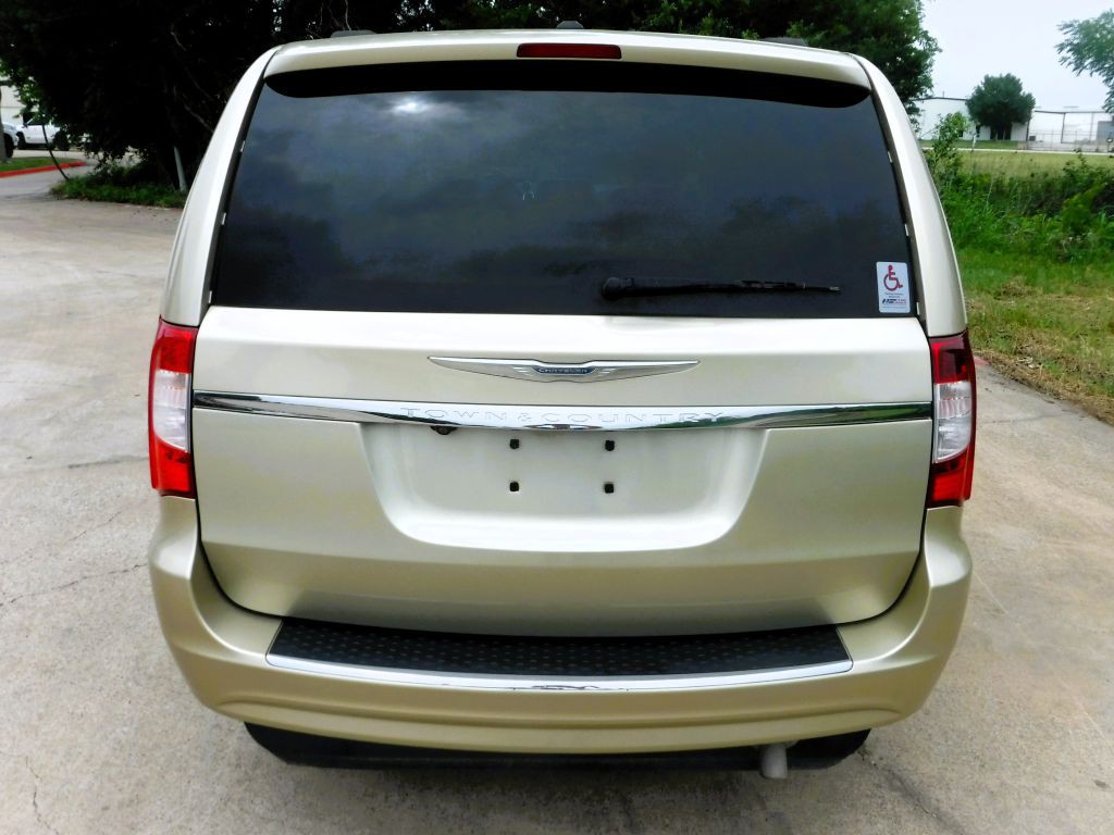 2011 Chrysler Town & Country Image 17