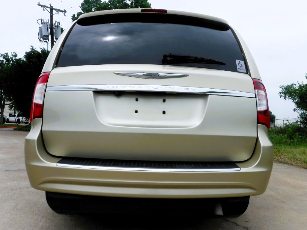 2011 Chrysler Town & Country Image 18