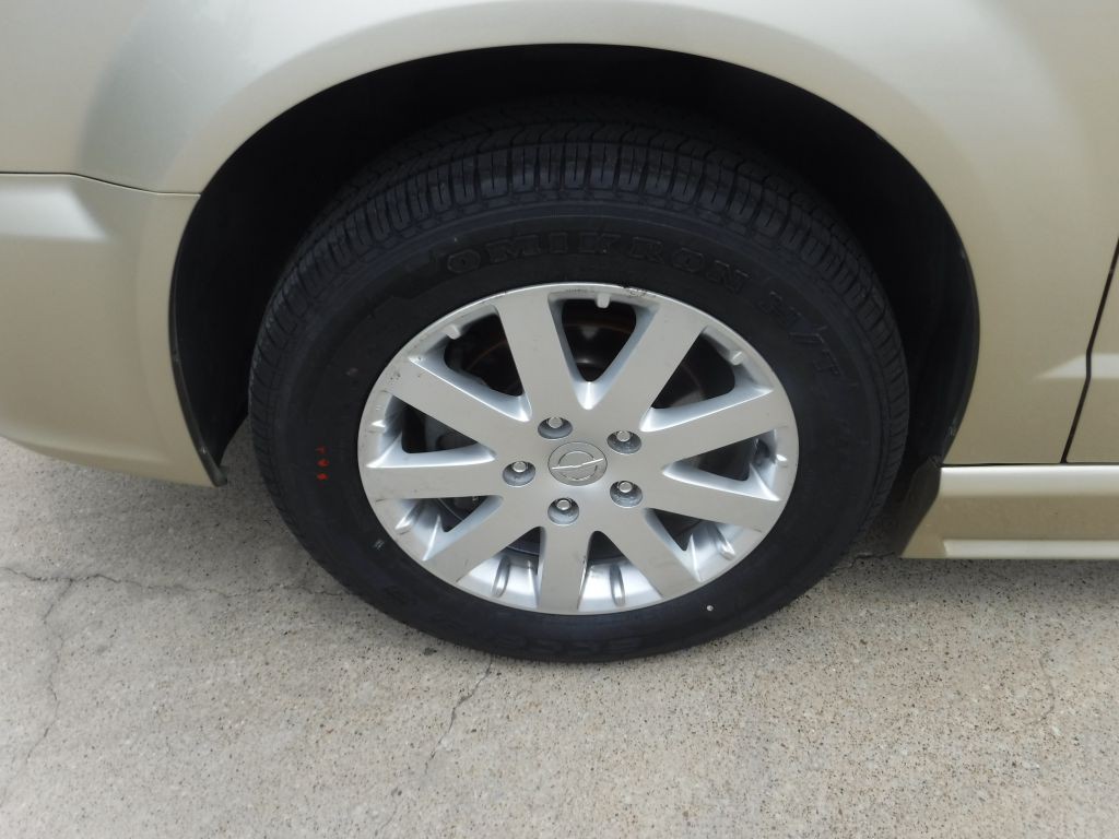 2011 Chrysler Town & Country Image 20