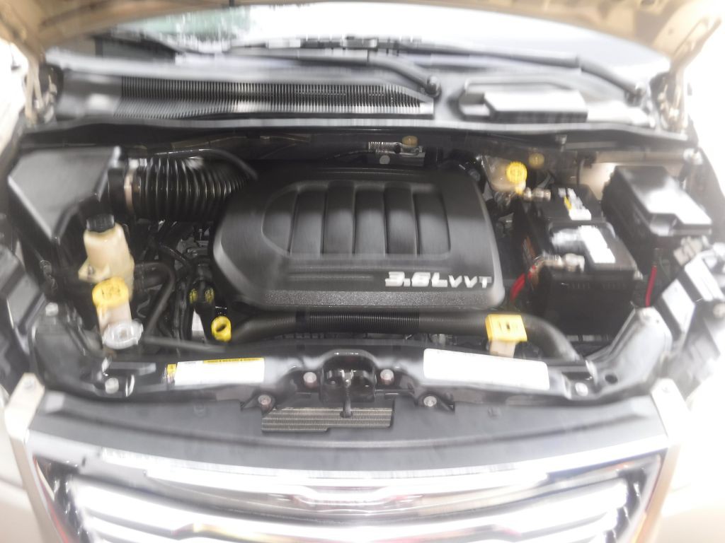 2011 Chrysler Town & Country Image 22