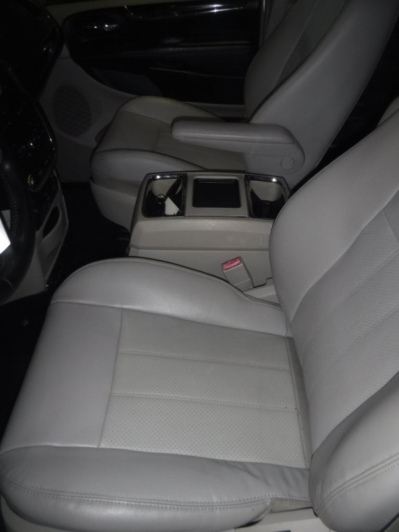 2011 Chrysler Town & Country Image 26