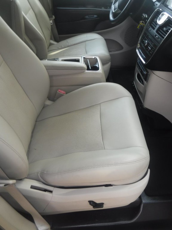 2011 Chrysler Town & Country Image 27