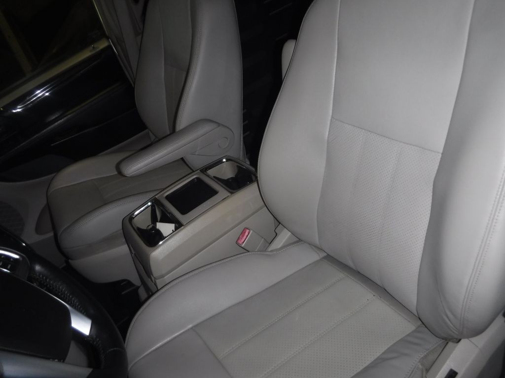 2011 Chrysler Town & Country Image 28