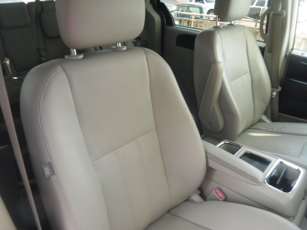 2011 Chrysler Town & Country Image 29