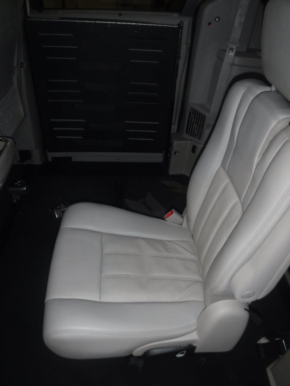 2011 Chrysler Town & Country Image 32