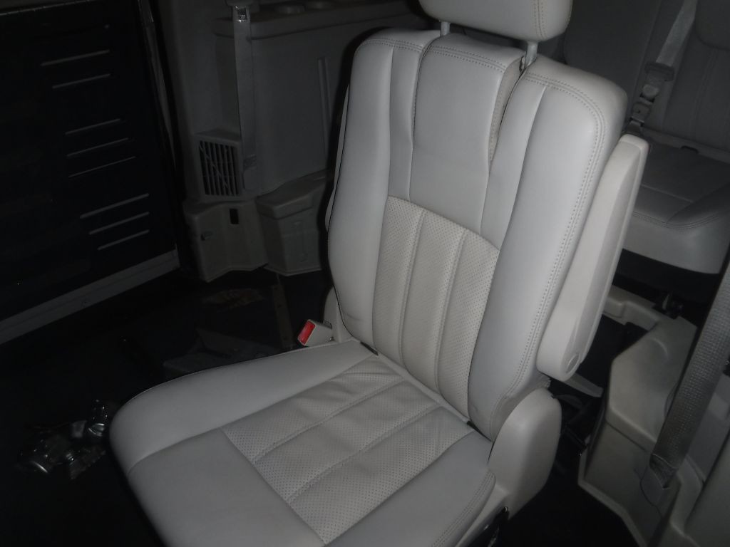 2011 Chrysler Town & Country Image 33