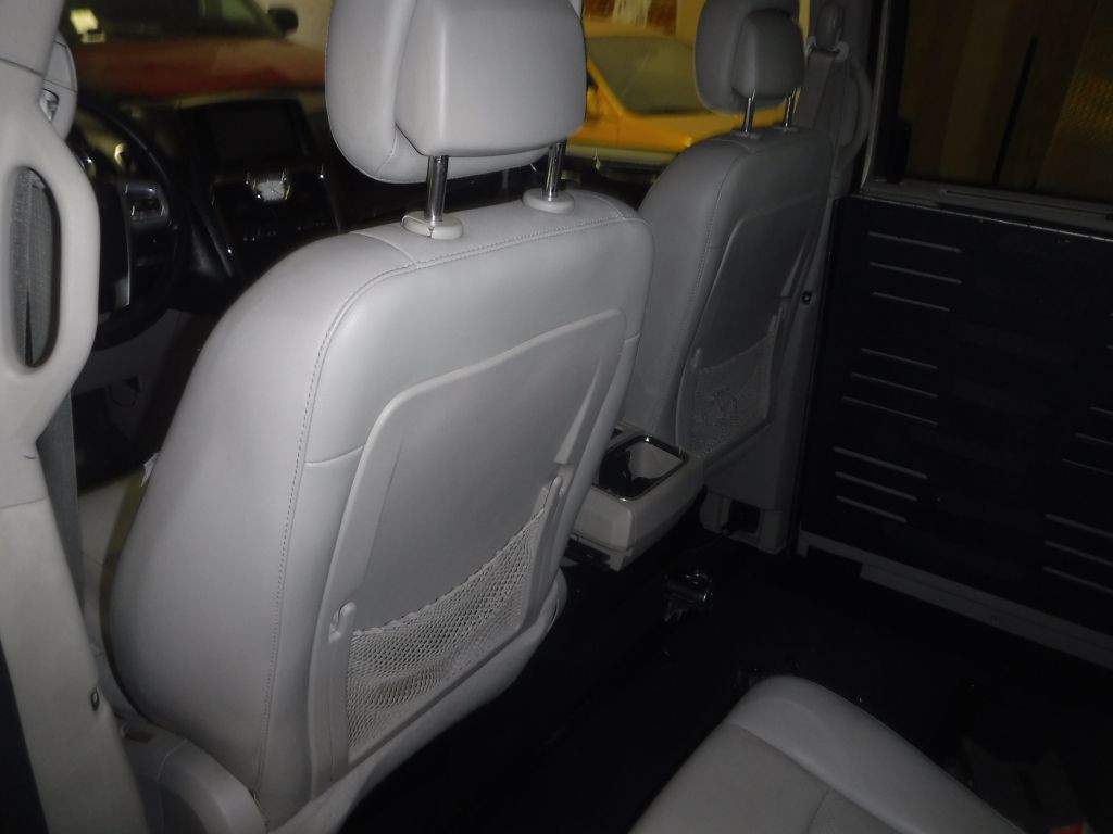 2011 Chrysler Town & Country Image 34