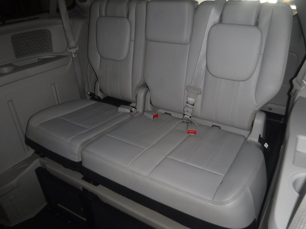 2011 Chrysler Town & Country Image 35