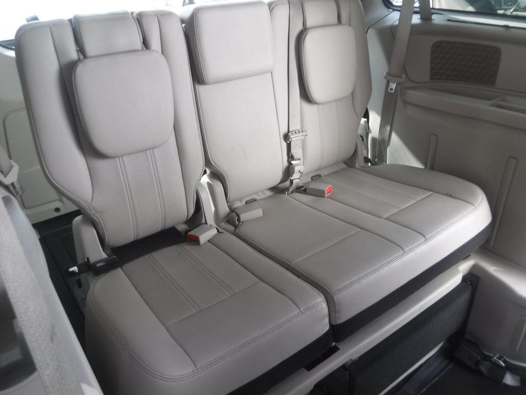 2011 Chrysler Town & Country Image 36