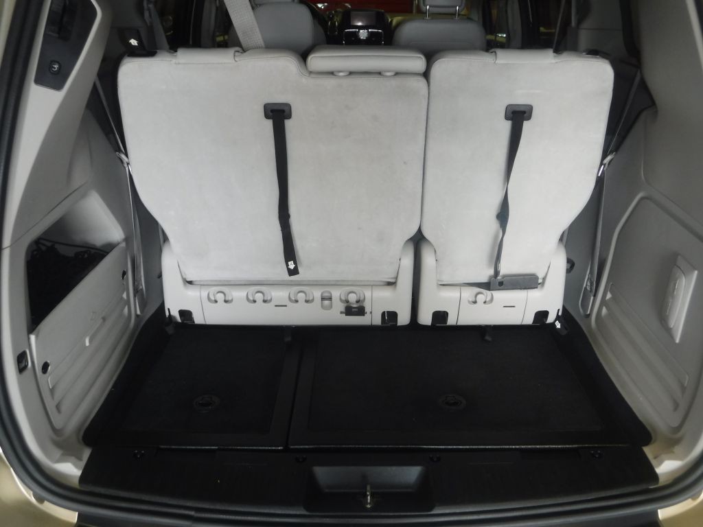 2011 Chrysler Town & Country Image 37