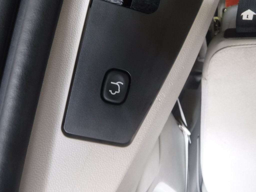 2011 Chrysler Town & Country Image 38