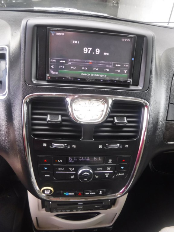 2011 Chrysler Town & Country Image 39