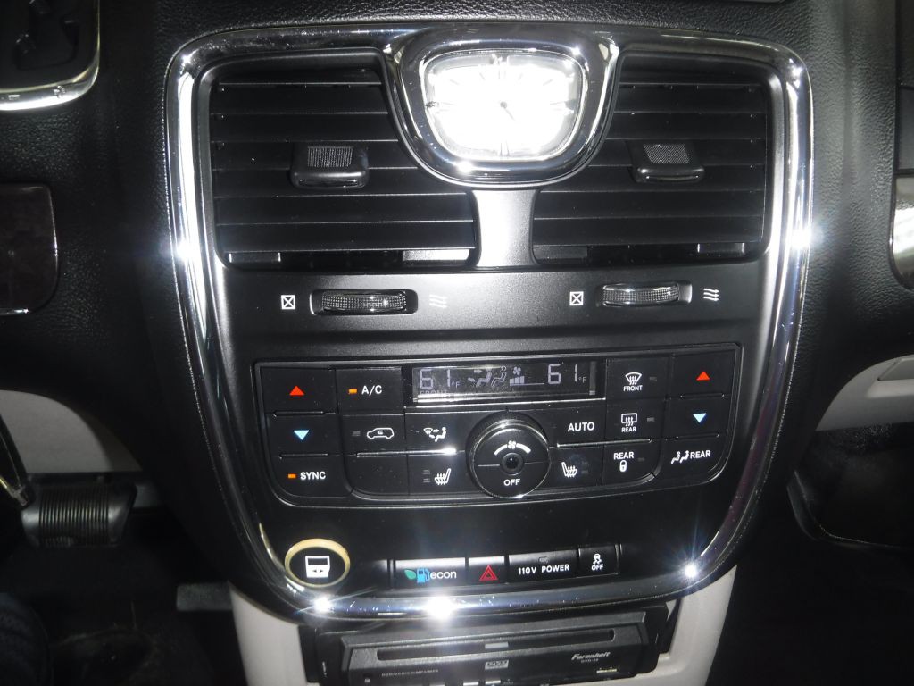 2011 Chrysler Town & Country Image 45