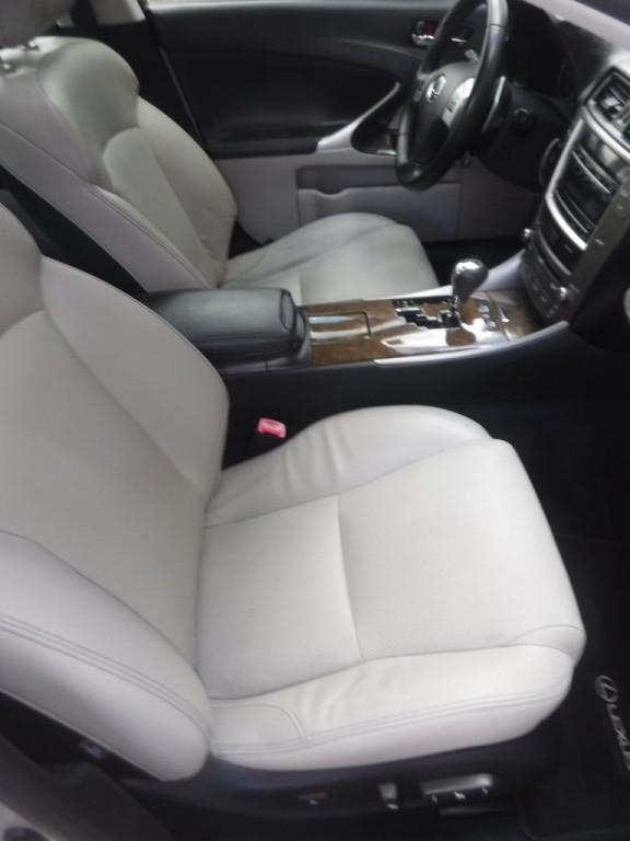 2011 Lexus IS Image 24