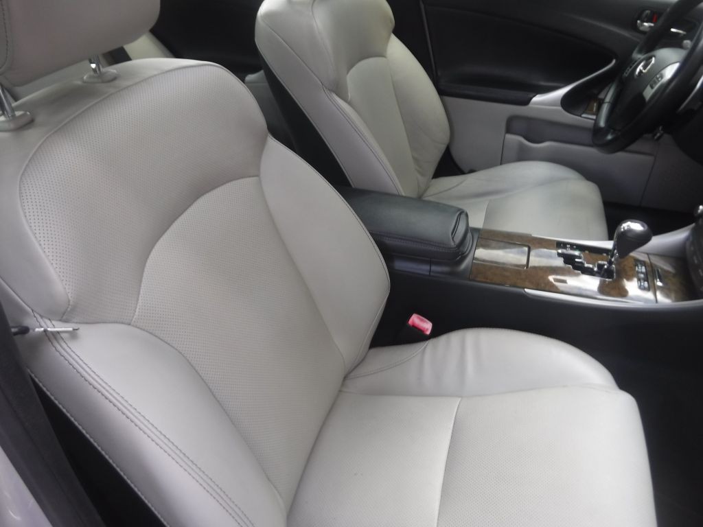 2011 Lexus IS Image 26