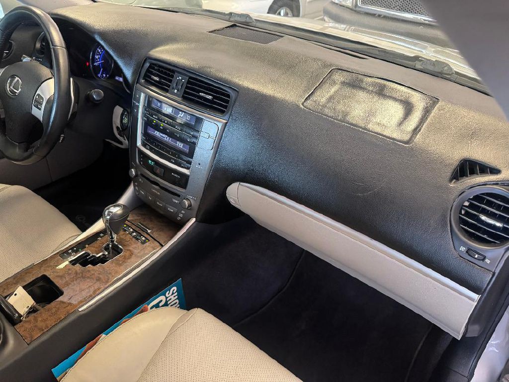 2011 Lexus IS Image 28