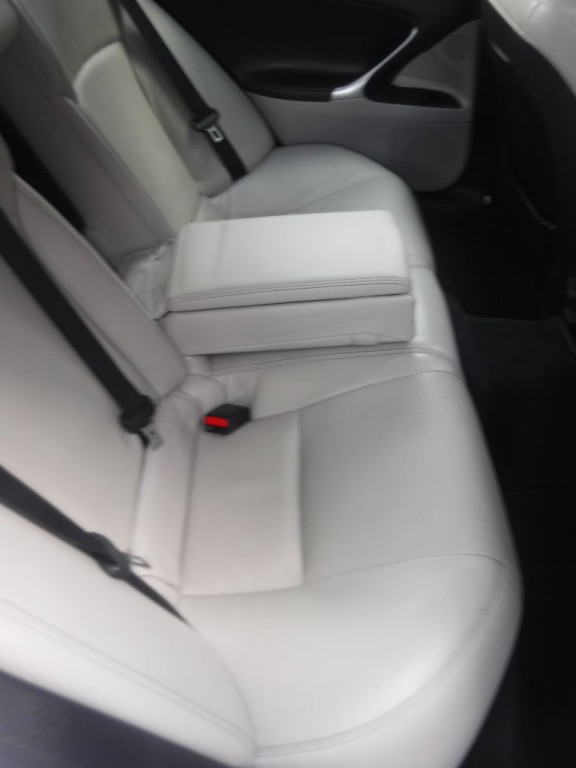 2011 Lexus IS Image 30