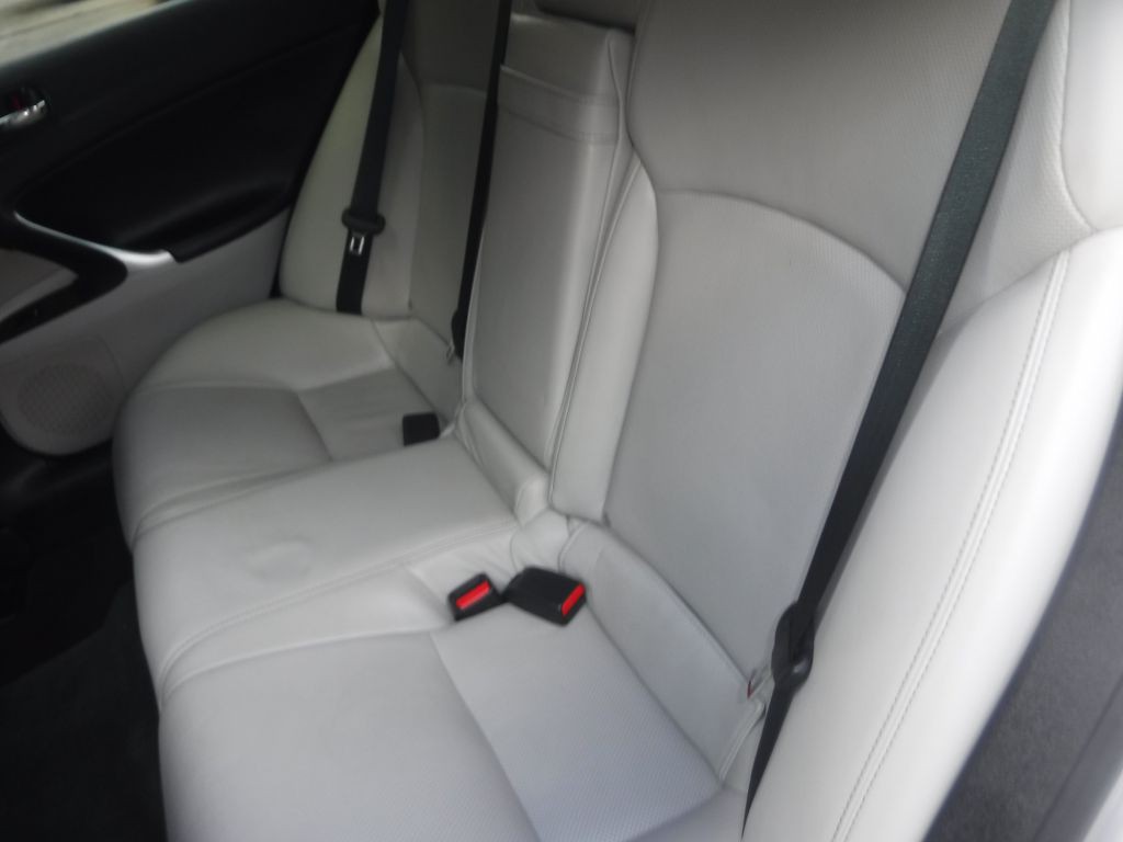 2011 Lexus IS Image 31