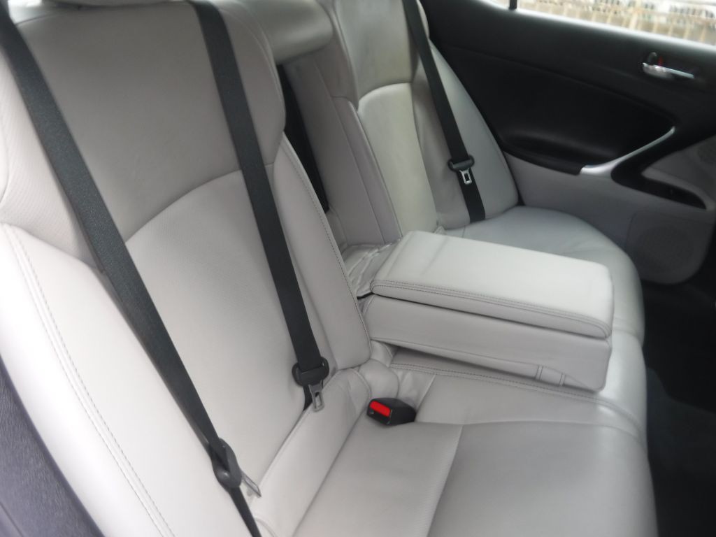 2011 Lexus IS Image 32