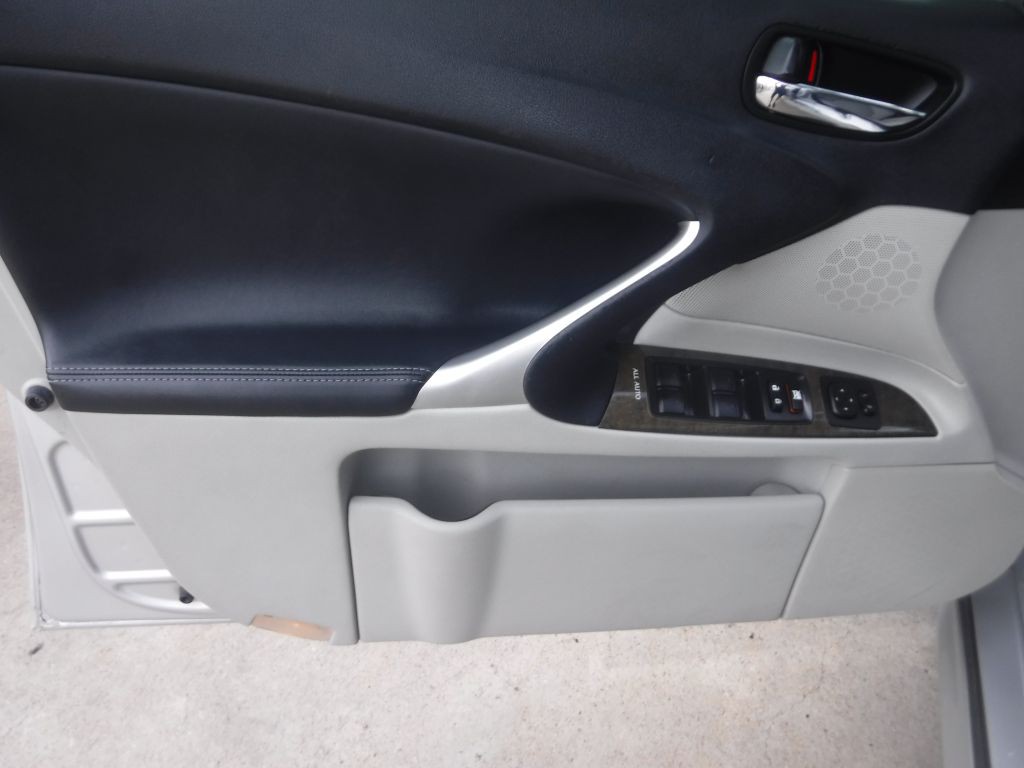 2011 Lexus IS Image 36