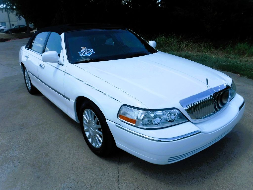 2003 Lincoln Town Car Image 2