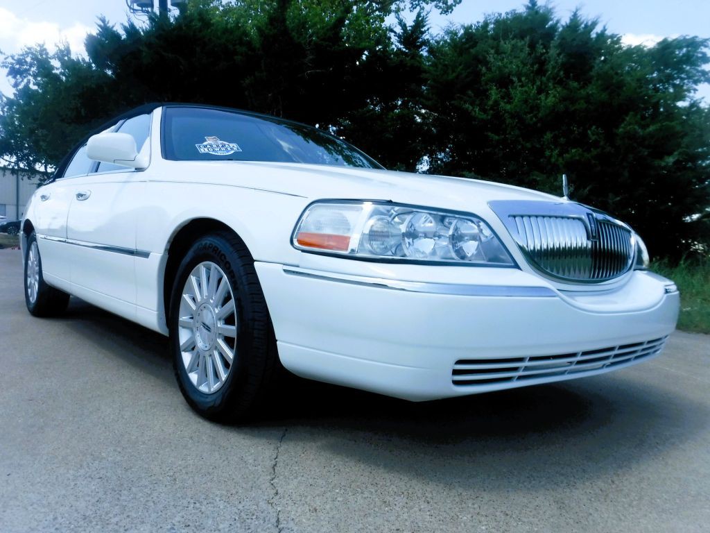 2003 Lincoln Town Car Image 3