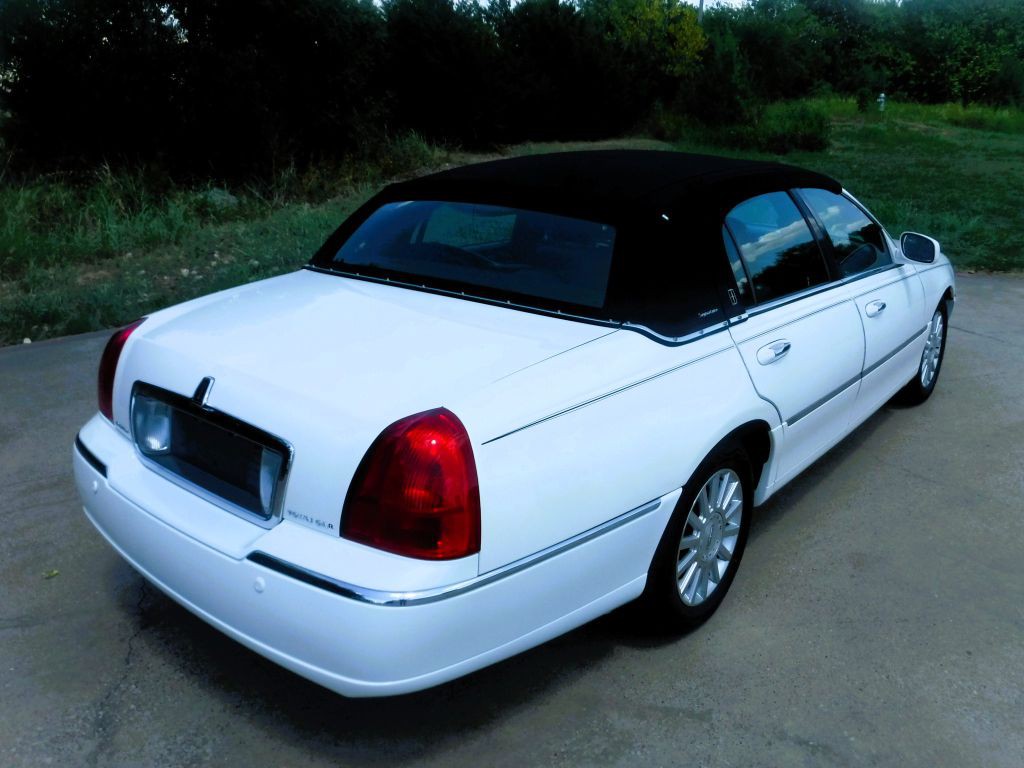 2003 Lincoln Town Car Image 6