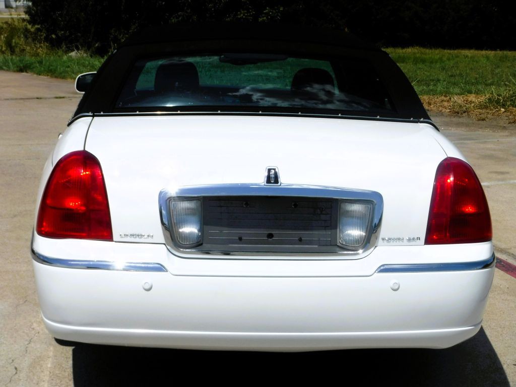 2003 Lincoln Town Car Image 16