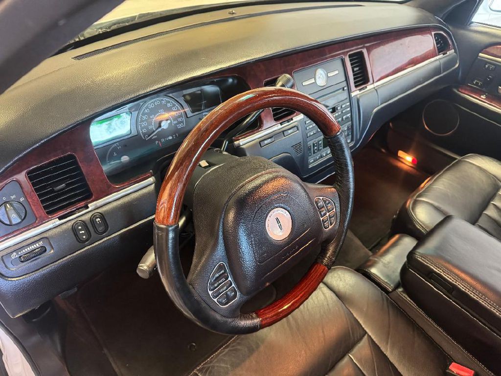 2003 Lincoln Town Car Image 30