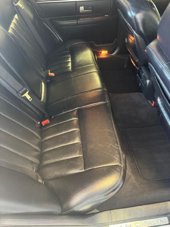 2003 Lincoln Town Car Image 33