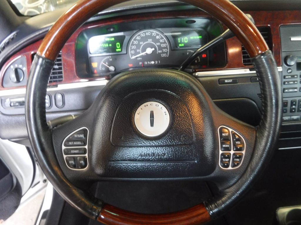 2003 Lincoln Town Car Image 38