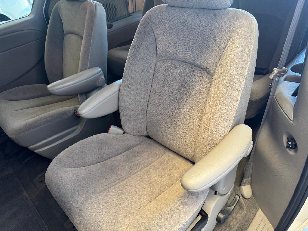 2003 Dodge Ram Van Image 28