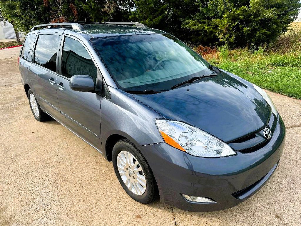 2008 Toyota Sienna Image 2