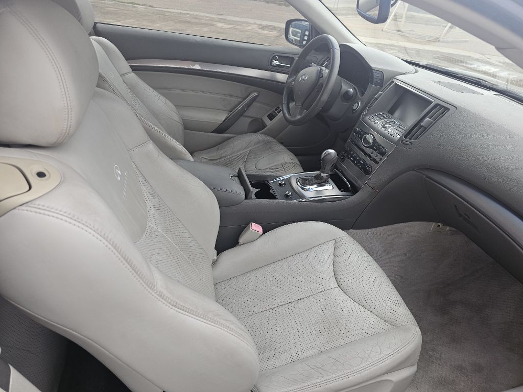 2010 INFINITI G37 Image 8